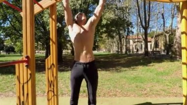 Genç adam açık spor salonunda egzersiz