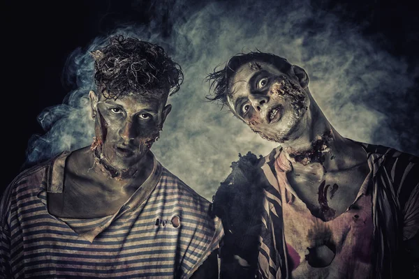 Dva mužské zombie stojící na černém kouřové pozadí — Stock fotografie
