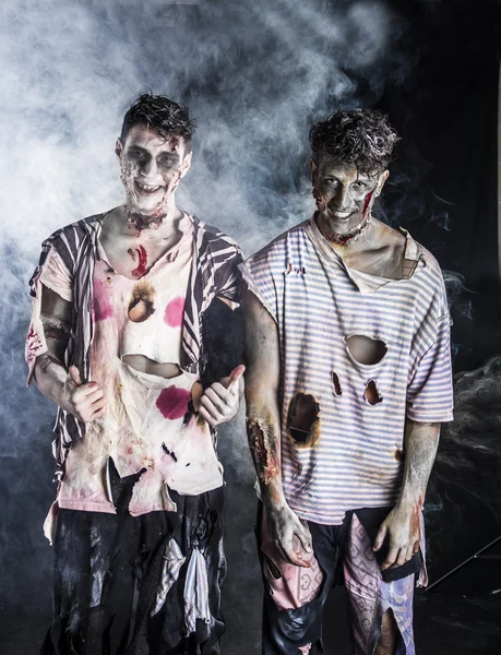 Siyah dumanlı arka planda duran iki erkek zombi — Stok fotoğraf