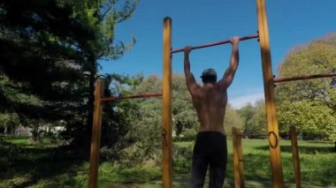 Genç adam açık spor salonunda egzersiz