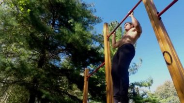 Genç adam açık spor salonunda egzersiz