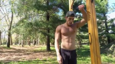 Genç adam açık spor salonunda egzersiz
