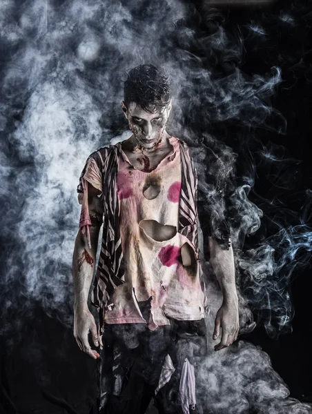 Erkek zombi üzerinde siyah blackground ayakta — Stok fotoğraf