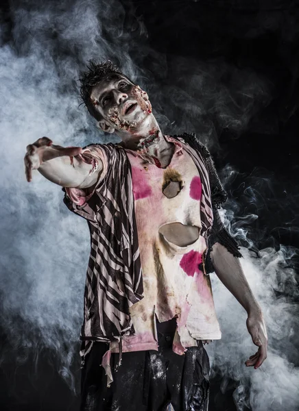 Zombie homme debout sur fond noir de fumée — Photo