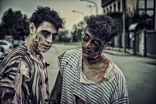 Dois zumbis masculinos em pé na rua cidade vazia — Fotografia de Stock