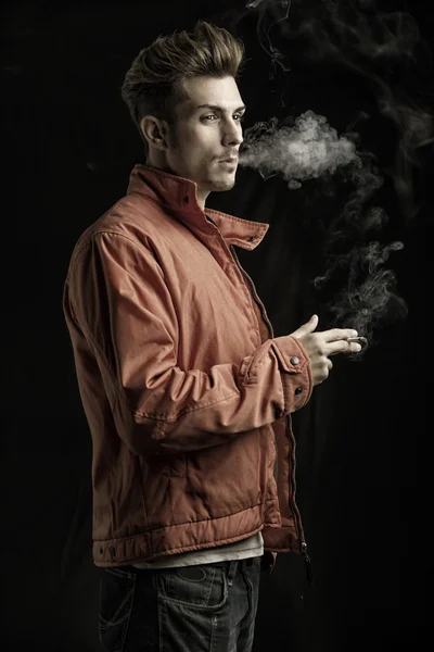 ジェームス ・ ディーンに扮したハンサムな若い男はタバコを吸って、 — ストック写真
