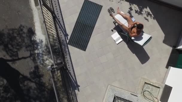 Joven tomando el sol y tomando foto selfie — Vídeo de stock