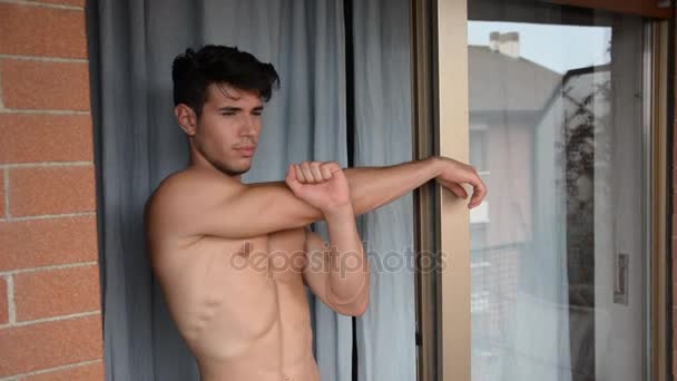 Bello muscoloso senza maglietta giovane uomo stretching — Video Stock