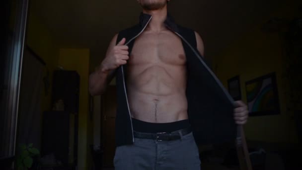 肌肉的年轻英俊男子，脱衣服 — 图库视频影像