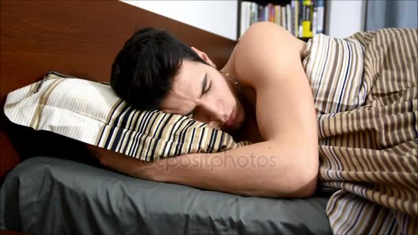 Uomo svegliarsi dal sonno sul letto — Video Stock