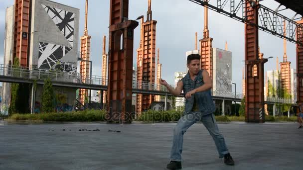 Νεαρό αρσενικό hip-hop χορευτής χορεύει έξω από — Αρχείο Βίντεο