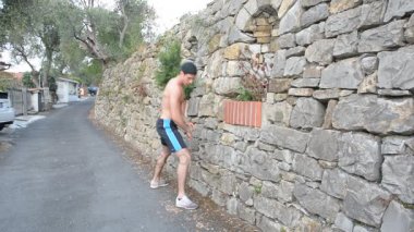 kas gömleksiz adam sokakta Isınma 