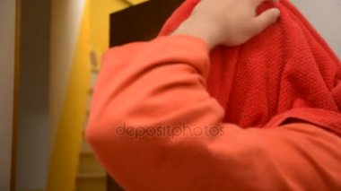 havlu ile saç kurutma adam konsantre