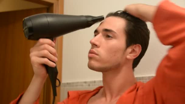 Man drying hair with hair dryer — Stock Video