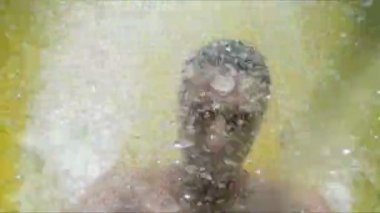 yakışıklı duygusal adam sürme su kaydırağı 