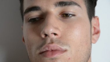 Üzgün ifade ile yakışıklı erkek modeli