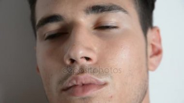 Üzgün ifade ile yakışıklı erkek modeli