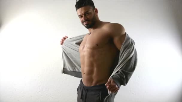 Muskularny mężczyzna, rozbieranie, zdejmując płaszcza — Wideo stockowe
