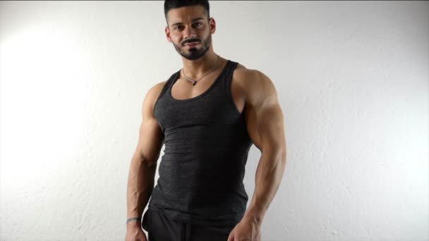 Musclé homme montrant pouces vers le haut signe — Video