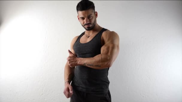 Muscular man undressing, lifting tank-top — Stock Video