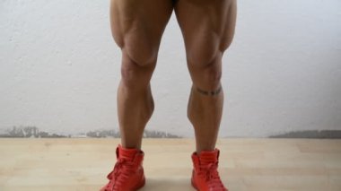 Studio kaslı vücut geliştirmeci dikey tava