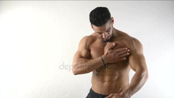 Μυϊκή bodybuilder Applying Oil του δέρματος — Αρχείο Βίντεο