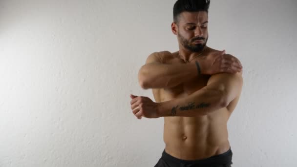 Muskulös bodybuilder tillämpa olja på sin hud — Stockvideo