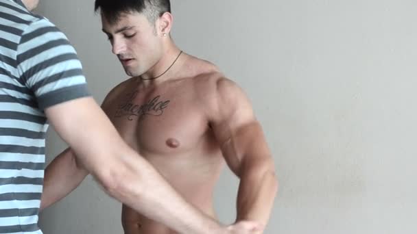 М'язистий молодий чоловік займається з помічником — стокове відео