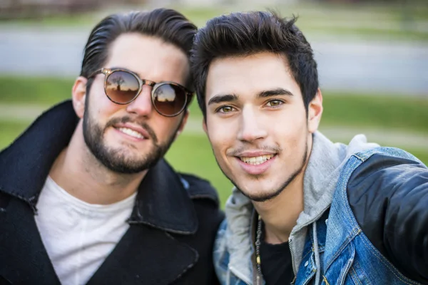 Dos jóvenes tomando selfie — Foto de Stock