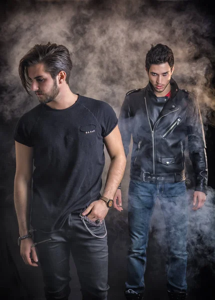 Twee hardrock mannen poseren in studio. — Stockfoto