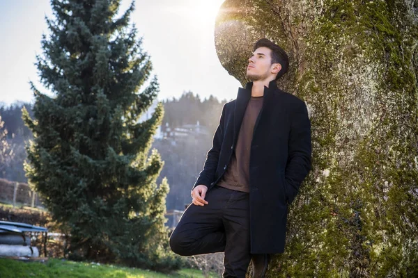 Beau jeune homme appuyé contre l'arbre — Photo