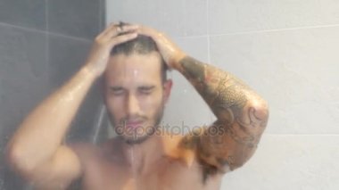 çekici genç kaslı adam alarak duş