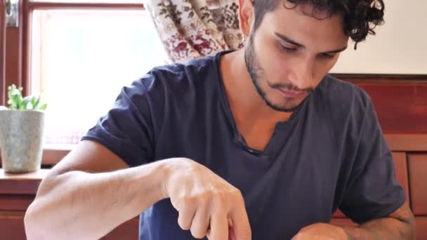 Привабливий молодий чоловік в ресторані їсть — стокове відео