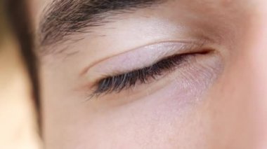 Genç adam göz Close-Up