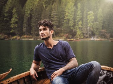 Genç adam rahatlatıcı tekne