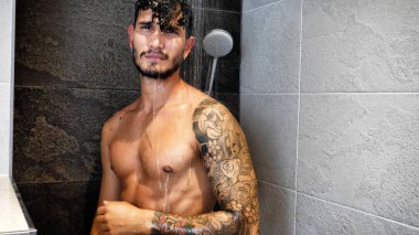 çekici genç kaslı adam alarak duş