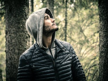 Genç adam dağda dinleniyor.