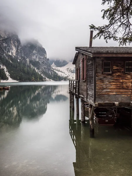 Visa till lake i bergen — Stockfoto