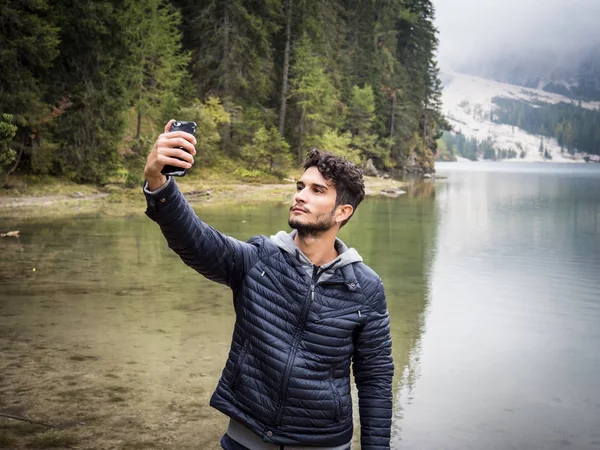 Homme prenant selfie au lac — Photo