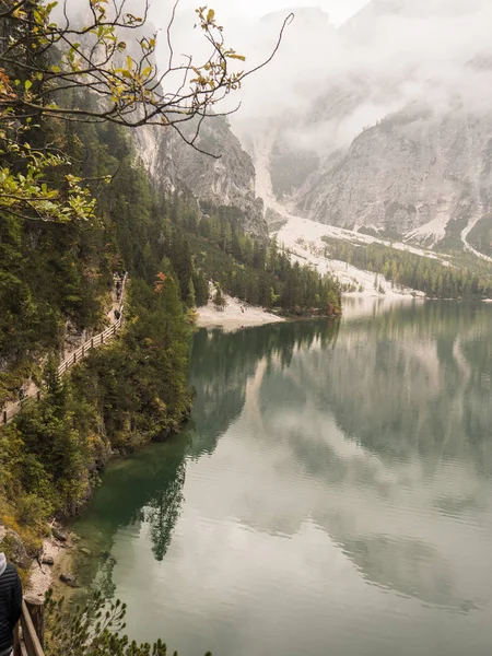 Вид на озеро в горах — стокове фото