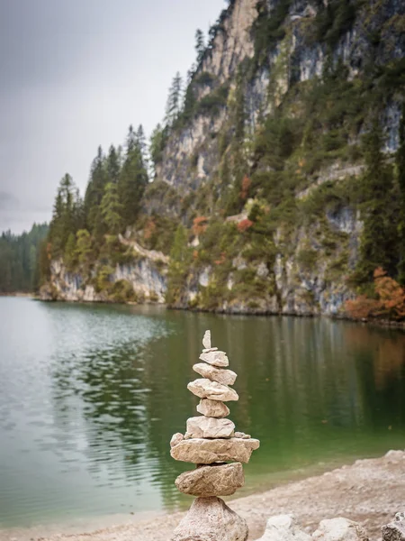 Πέτρες στην όχθη της λίμνης — Φωτογραφία Αρχείου
