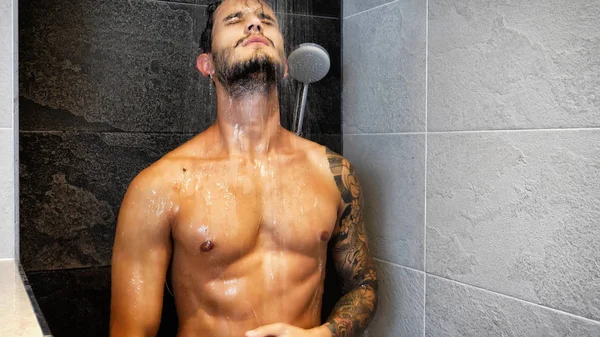 Jeune homme musclé attrayant prenant une douche — Photo