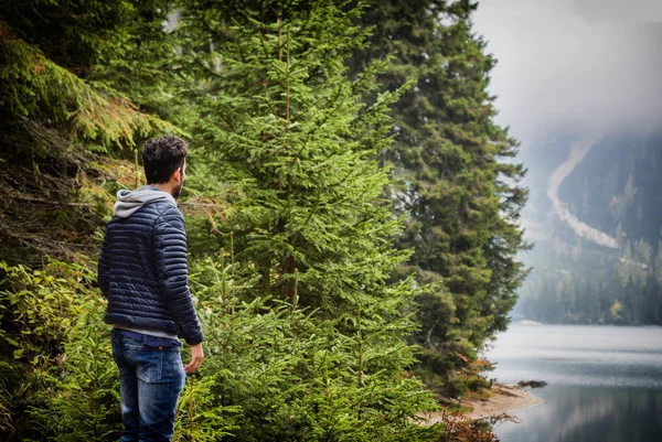 Jeune homme relaxant dans la montagne — Photo