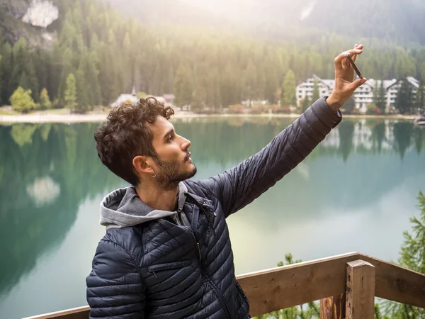 Adam alarak selfie Gölü — Stok fotoğraf