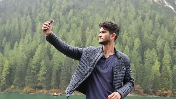 Man tar selfie på sjön — Stockvideo