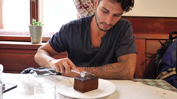 Jovem atraente no restaurante comendo — Vídeo de Stock