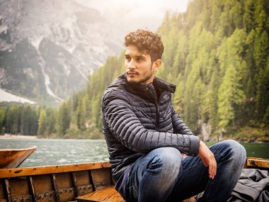 Genç adam rahatlatıcı tekne