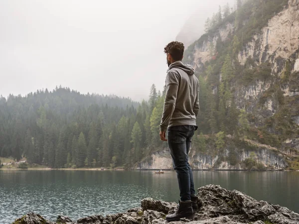 Jeune homme relaxant dans la montagne — Photo