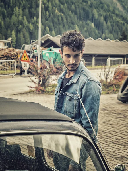 Fiatal férfi keresi vintage autó — Stock Fotó