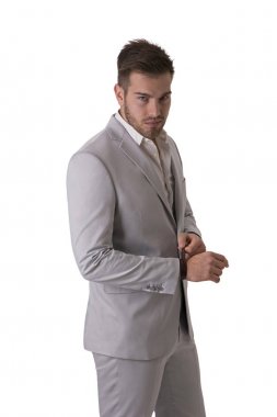 Zarif yakışıklı genç takım elbise ile